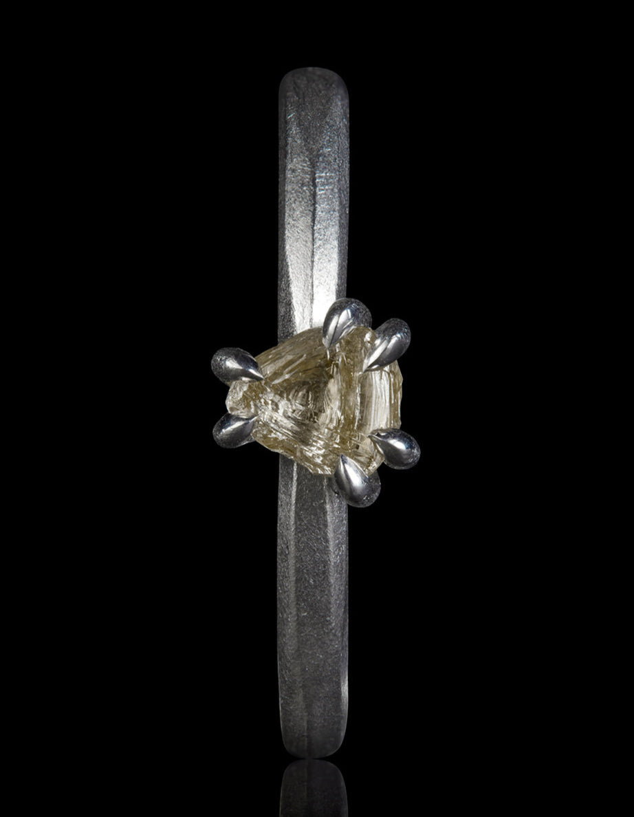 Raw Beauty from Guinea in White Gold – 0.55 ct.