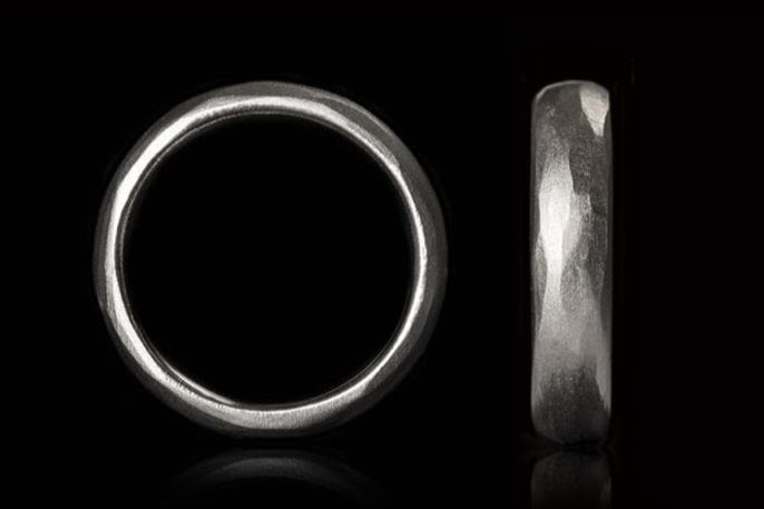 Solid Platinum Wedding Band With Facets - 5,5 mm